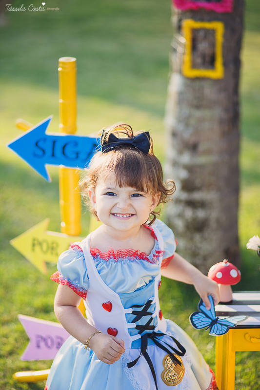 ensaio de 2 anos da Alice, na Ilha do Frade, com luz natural, fotos espontâneas em família, cenário lindo de Alice no País das Maravilhas, fotos da Tássila Monteiro Costa