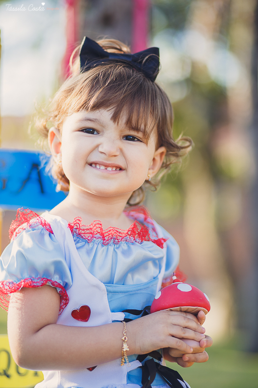 ensaio de 2 anos da Alice, na Ilha do Frade, com luz natural, fotos espontâneas em família, cenário lindo de Alice no País das Maravilhas, fotos da Tássila Monteiro Costa