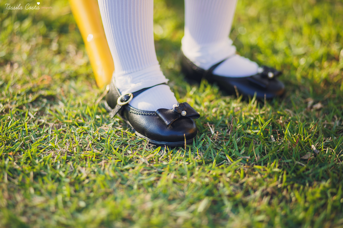 ensaio de 2 anos da Alice, na Ilha do Frade, com luz natural, fotos espontâneas em família, cenário lindo de Alice no País das Maravilhas, fotos da Tássila Monteiro Costa