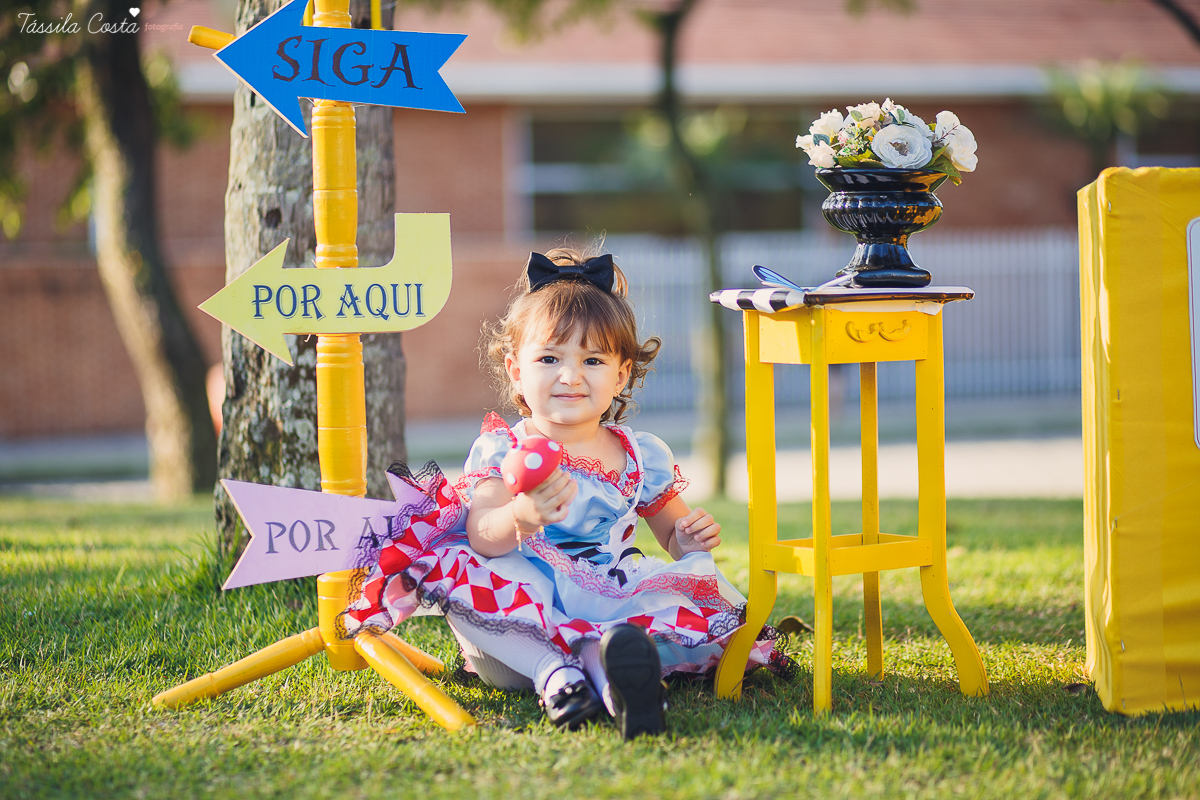 ensaio de 2 anos da Alice, na Ilha do Frade, com luz natural, fotos espontâneas em família, cenário lindo de Alice no País das Maravilhas, fotos da Tássila Monteiro Costa