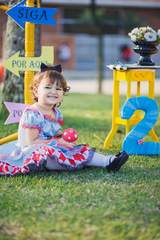 ensaio de 2 anos da Alice, na Ilha do Frade, com luz natural, fotos espontâneas em família, cenário lindo de Alice no País das Maravilhas, fotos da Tássila Monteiro Costa