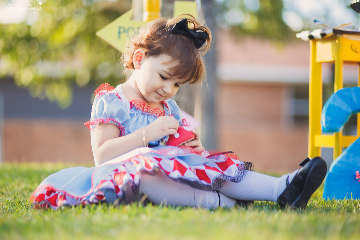 ensaio de 2 anos da Alice, na Ilha do Frade, com luz natural, fotos espontâneas em família, cenário lindo de Alice no País das Maravilhas, fotos da Tássila Monteiro Costa