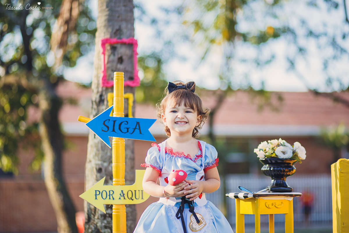 ensaio de 2 anos da Alice, na Ilha do Frade, com luz natural, fotos espontâneas em família, cenário lindo de Alice no País das Maravilhas, fotos da Tássila Monteiro Costa