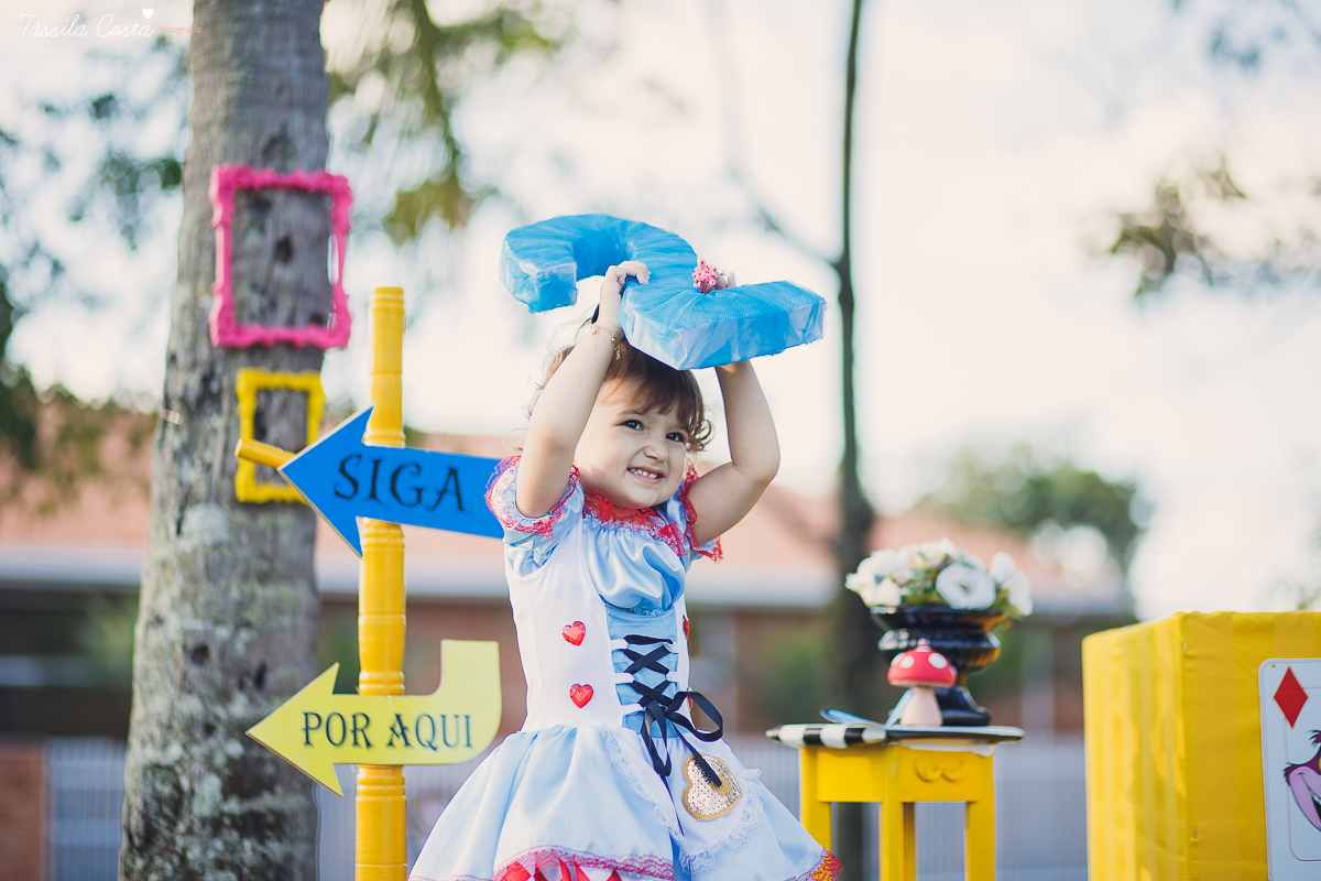 ensaio de 2 anos da Alice, na Ilha do Frade, com luz natural, fotos espontâneas em família, cenário lindo de Alice no País das Maravilhas, fotos da Tássila Monteiro Costa