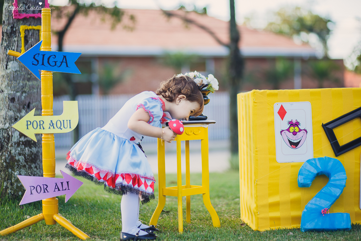 ensaio de 2 anos da Alice, na Ilha do Frade, com luz natural, fotos espontâneas em família, cenário lindo de Alice no País das Maravilhas, fotos da Tássila Monteiro Costa