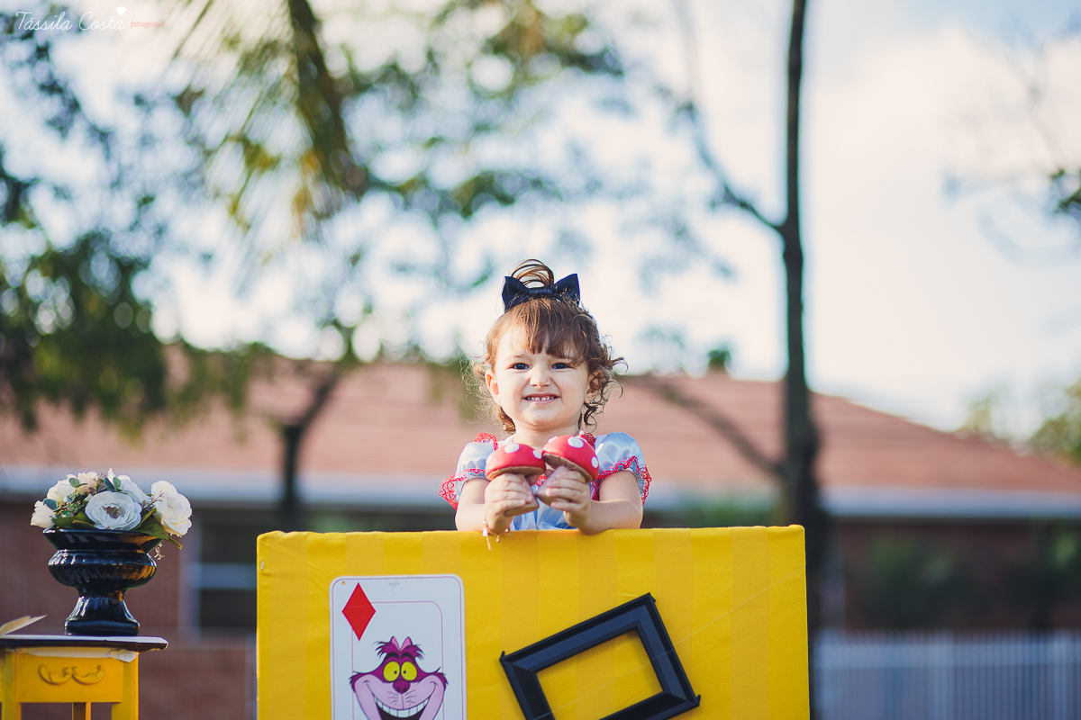 ensaio de 2 anos da Alice, na Ilha do Frade, com luz natural, fotos espontâneas em família, cenário lindo de Alice no País das Maravilhas, fotos da Tássila Monteiro Costa