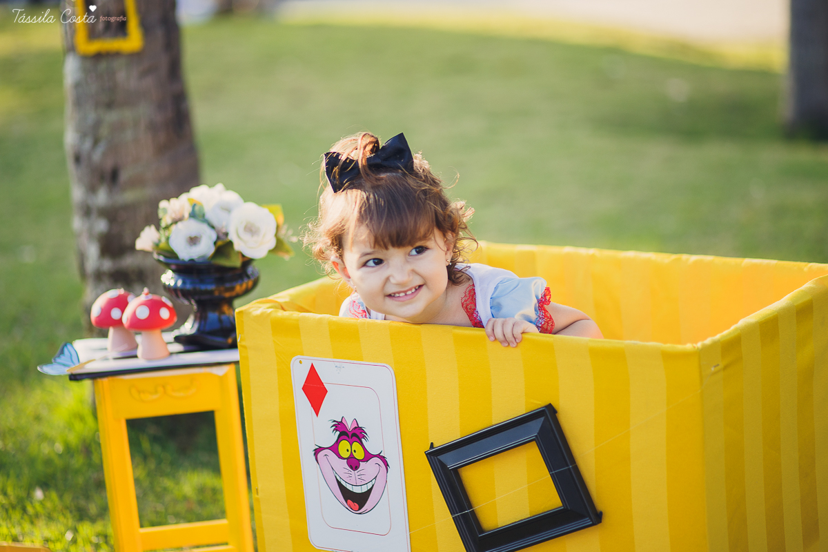 ensaio de 2 anos da Alice, na Ilha do Frade, com luz natural, fotos espontâneas em família, cenário lindo de Alice no País das Maravilhas, fotos da Tássila Monteiro Costa