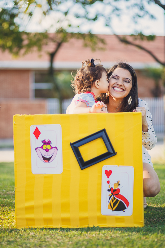 ensaio de 2 anos da Alice, na Ilha do Frade, com luz natural, fotos espontâneas em família, cenário lindo de Alice no País das Maravilhas, fotos da Tássila Monteiro Costa