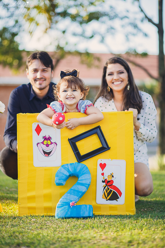 ensaio de 2 anos da Alice, na Ilha do Frade, com luz natural, fotos espontâneas em família, cenário lindo de Alice no País das Maravilhas, fotos da Tássila Monteiro Costa
