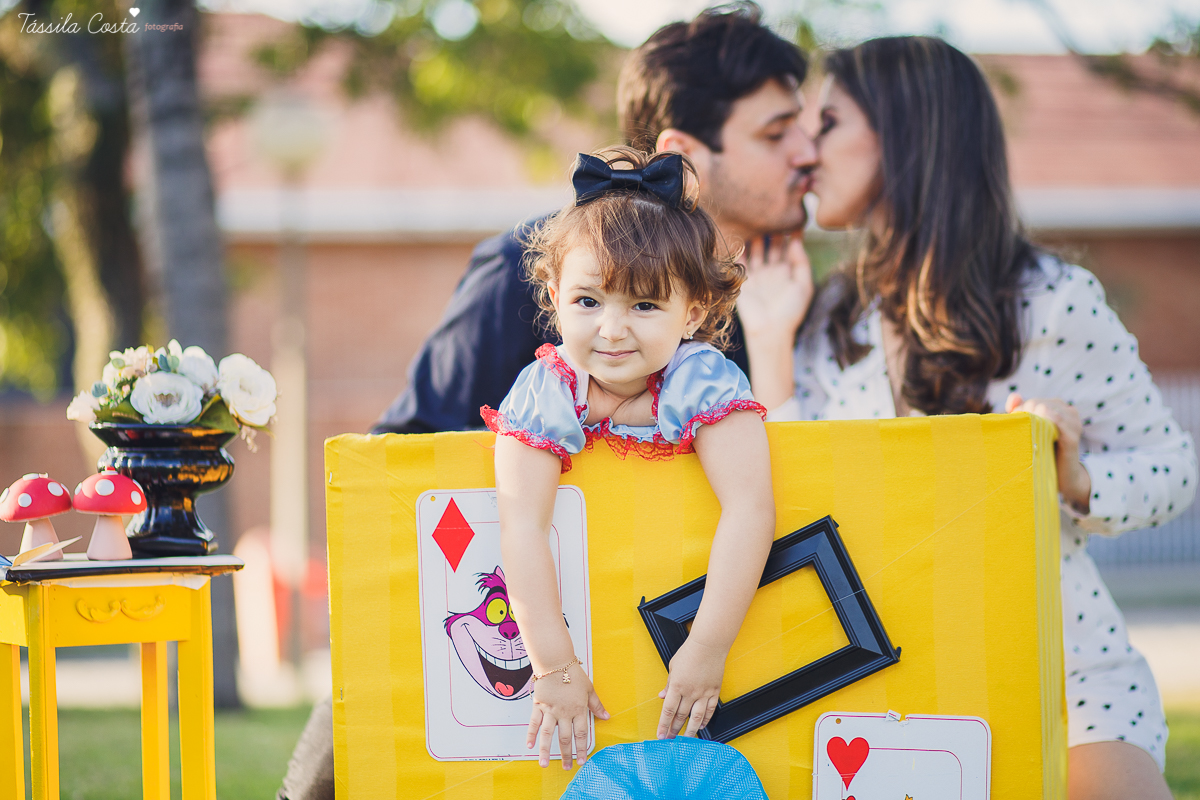 ensaio de 2 anos da Alice, na Ilha do Frade, com luz natural, fotos espontâneas em família, cenário lindo de Alice no País das Maravilhas, fotos da Tássila Monteiro Costa