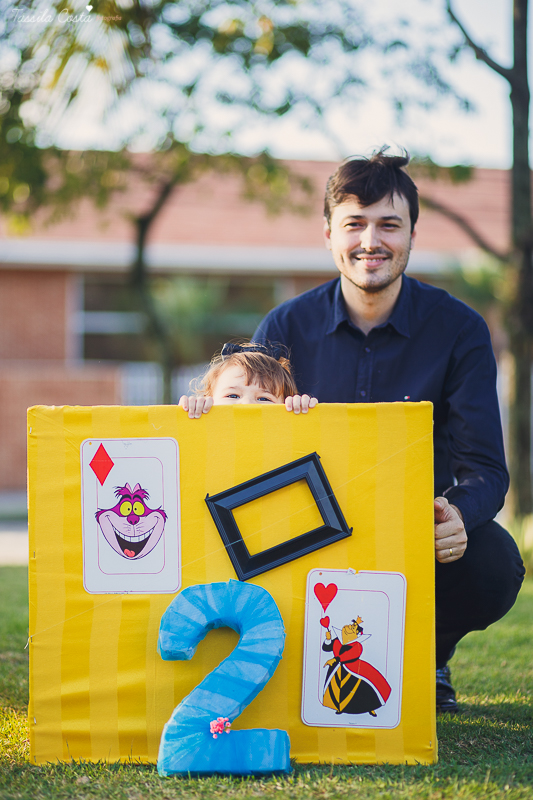 ensaio de 2 anos da Alice, na Ilha do Frade, com luz natural, fotos espontâneas em família, cenário lindo de Alice no País das Maravilhas, fotos da Tássila Monteiro Costa