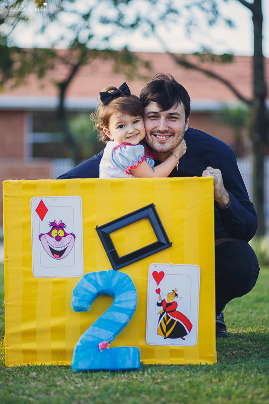 ensaio de 2 anos da Alice, na Ilha do Frade, com luz natural, fotos espontâneas em família, cenário lindo de Alice no País das Maravilhas, fotos da Tássila Monteiro Costa
