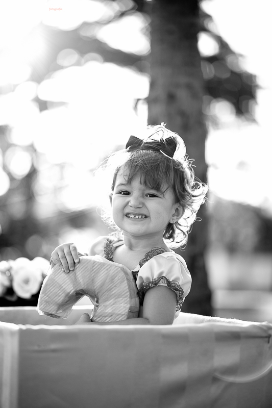 ensaio de 2 anos da Alice, na Ilha do Frade, com luz natural, fotos espontâneas em família, cenário lindo de Alice no País das Maravilhas, fotos da Tássila Monteiro Costa