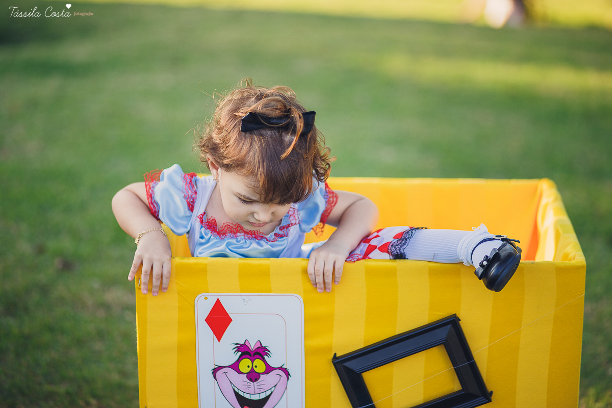 ensaio de 2 anos da Alice, na Ilha do Frade, com luz natural, fotos espontâneas em família, cenário lindo de Alice no País das Maravilhas, fotos da Tássila Monteiro Costa
