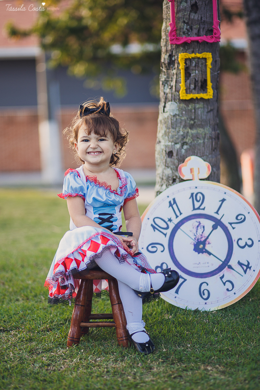 ensaio de 2 anos da Alice, na Ilha do Frade, com luz natural, fotos espontâneas em família, cenário lindo de Alice no País das Maravilhas, fotos da Tássila Monteiro Costa