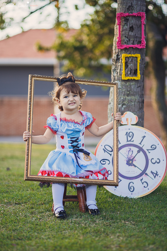 ensaio de 2 anos da Alice, na Ilha do Frade, com luz natural, fotos espontâneas em família, cenário lindo de Alice no País das Maravilhas, fotos da Tássila Monteiro Costa