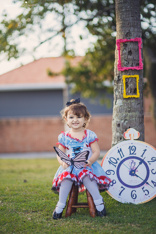 ensaio de 2 anos da Alice, na Ilha do Frade, com luz natural, fotos espontâneas em família, cenário lindo de Alice no País das Maravilhas, fotos da Tássila Monteiro Costa