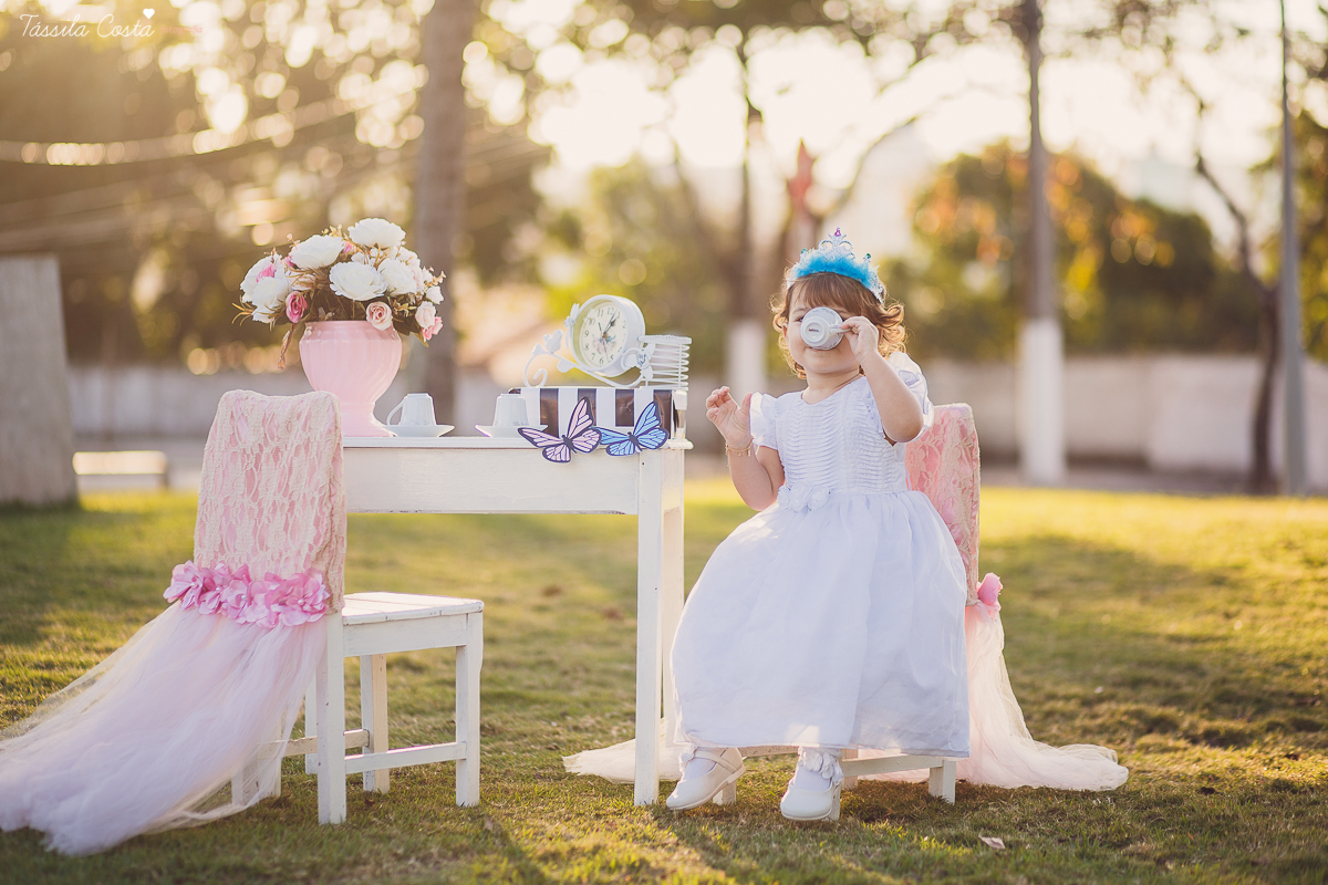 ensaio de 2 anos da Alice, na Ilha do Frade, com luz natural, fotos espontâneas em família, cenário lindo de Alice no País das Maravilhas, fotos da Tássila Monteiro Costa