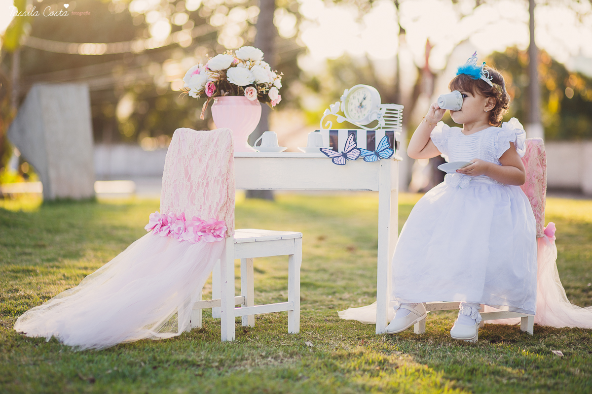 ensaio de 2 anos da Alice, na Ilha do Frade, com luz natural, fotos espontâneas em família, cenário lindo de Alice no País das Maravilhas, fotos da Tássila Monteiro Costa