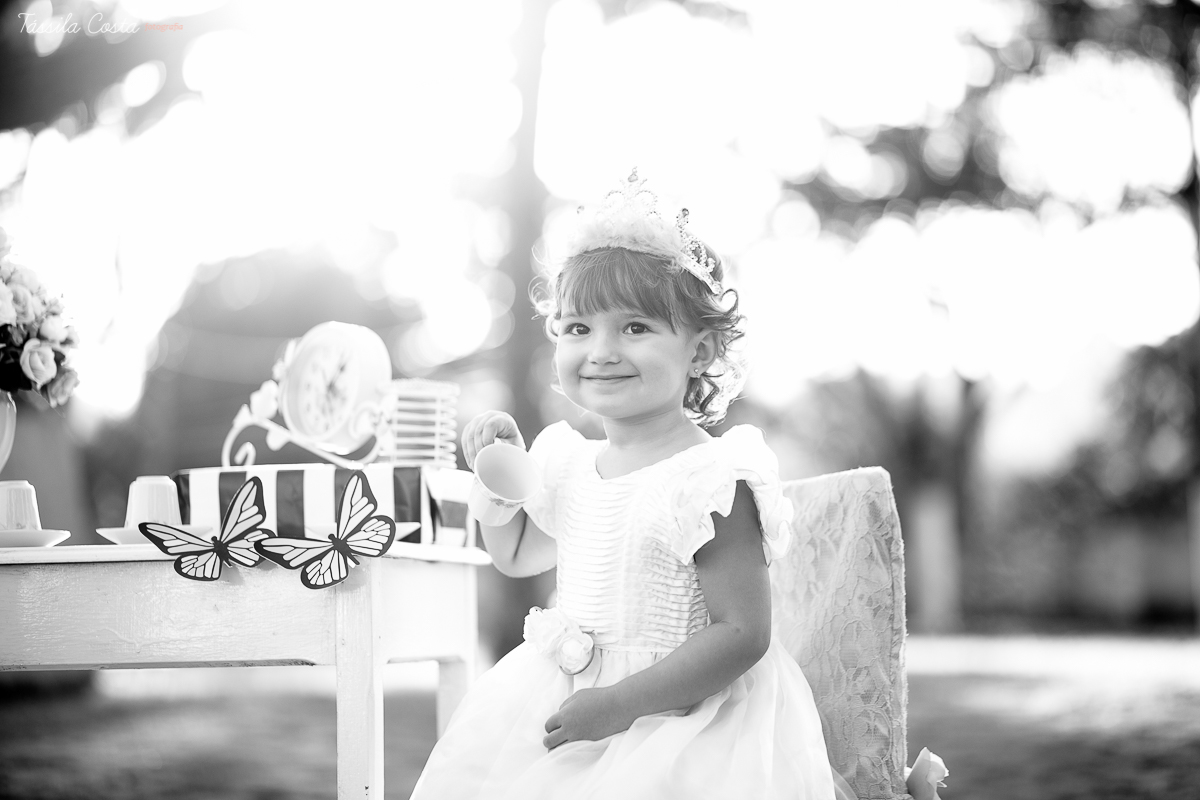 ensaio de 2 anos da Alice, na Ilha do Frade, com luz natural, fotos espontâneas em família, cenário lindo de Alice no País das Maravilhas, fotos da Tássila Monteiro Costa
