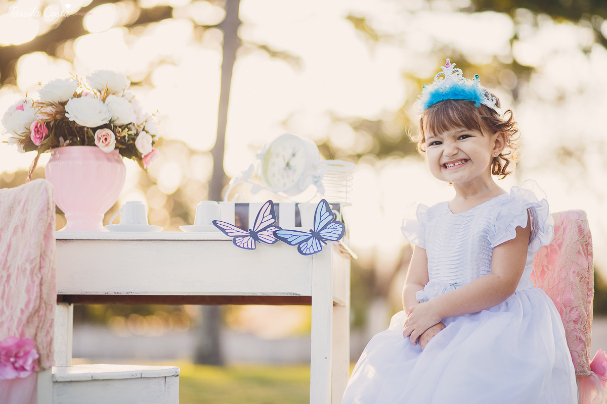 ensaio de 2 anos da Alice, na Ilha do Frade, com luz natural, fotos espontâneas em família, cenário lindo de Alice no País das Maravilhas, fotos da Tássila Monteiro Costa