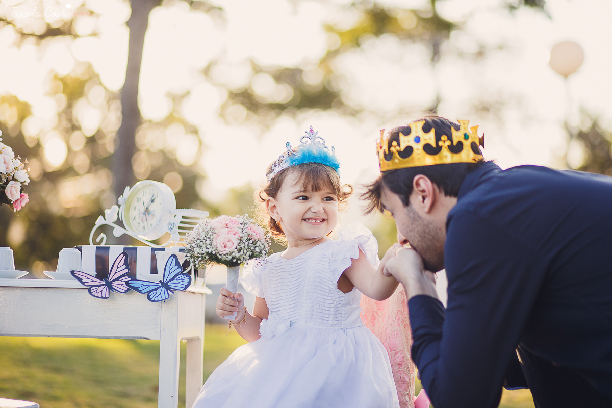 ensaio de 2 anos da Alice, na Ilha do Frade, com luz natural, fotos espontâneas em família, cenário lindo de Alice no País das Maravilhas, fotos da Tássila Monteiro Costa