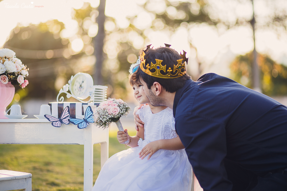 ensaio de 2 anos da Alice, na Ilha do Frade, com luz natural, fotos espontâneas em família, cenário lindo de Alice no País das Maravilhas, fotos da Tássila Monteiro Costa