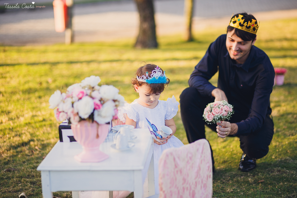 ensaio de 2 anos da Alice, na Ilha do Frade, com luz natural, fotos espontâneas em família, cenário lindo de Alice no País das Maravilhas, fotos da Tássila Monteiro Costa
