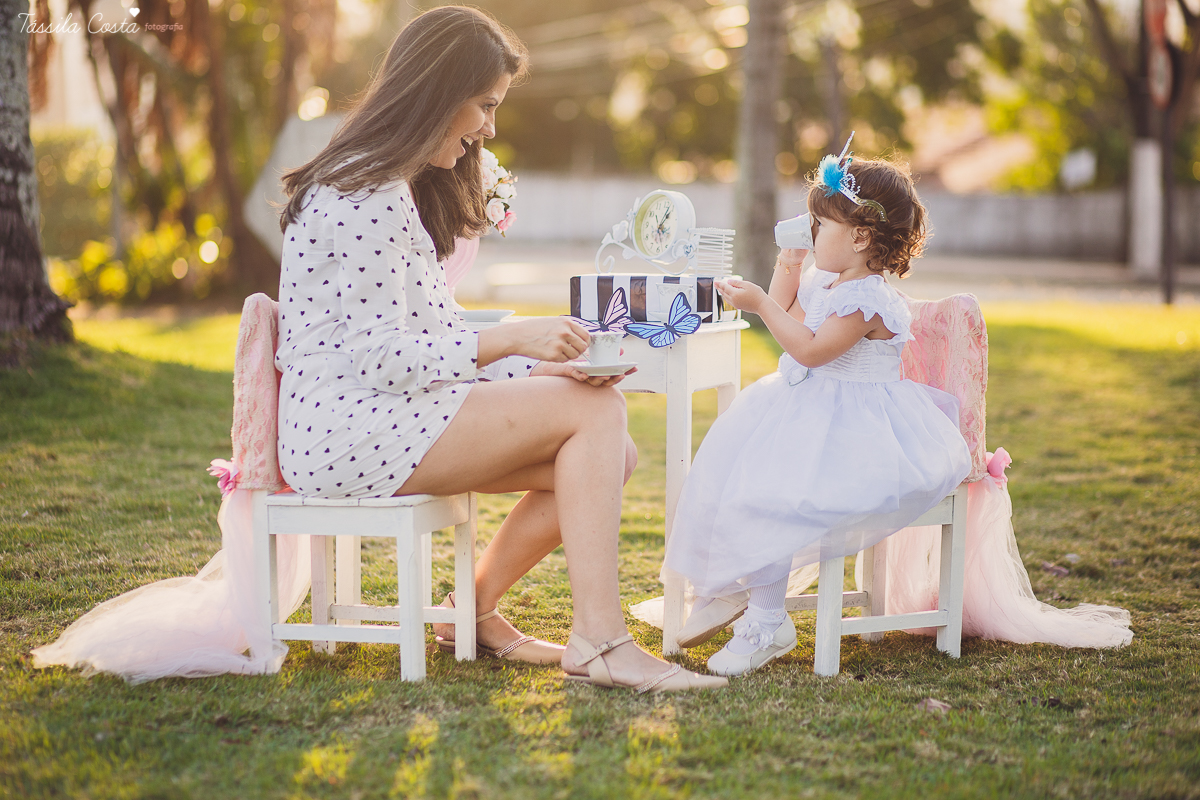 ensaio de 2 anos da Alice, na Ilha do Frade, com luz natural, fotos espontâneas em família, cenário lindo de Alice no País das Maravilhas, fotos da Tássila Monteiro Costa