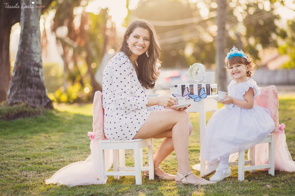 ensaio de 2 anos da Alice, na Ilha do Frade, com luz natural, fotos espontâneas em família, cenário lindo de Alice no País das Maravilhas, fotos da Tássila Monteiro Costa