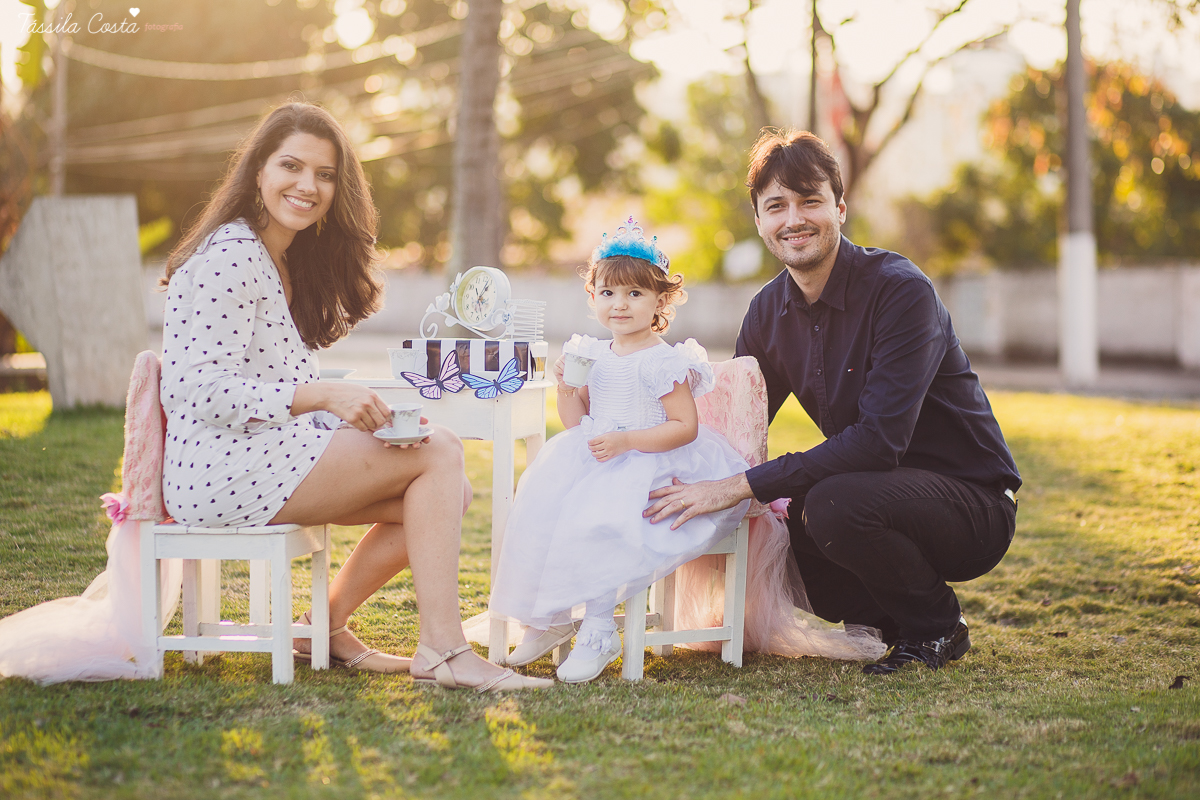 ensaio de 2 anos da Alice, na Ilha do Frade, com luz natural, fotos espontâneas em família, cenário lindo de Alice no País das Maravilhas, fotos da Tássila Monteiro Costa