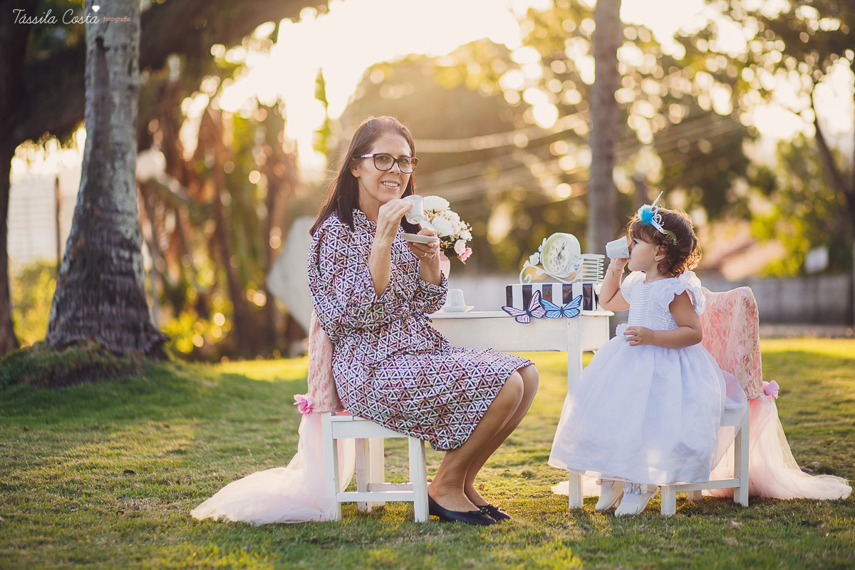 ensaio de 2 anos da Alice, na Ilha do Frade, com luz natural, fotos espontâneas em família, cenário lindo de Alice no País das Maravilhas, fotos da Tássila Monteiro Costa