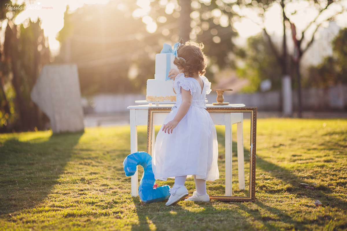 ensaio de 2 anos da Alice, na Ilha do Frade, com luz natural, fotos espontâneas em família, cenário lindo de Alice no País das Maravilhas, fotos da Tássila Monteiro Costa