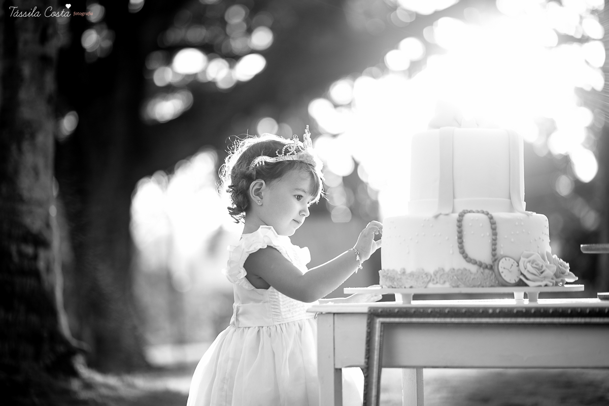 ensaio de 2 anos da Alice, na Ilha do Frade, com luz natural, fotos espontâneas em família, cenário lindo de Alice no País das Maravilhas, fotos da Tássila Monteiro Costa