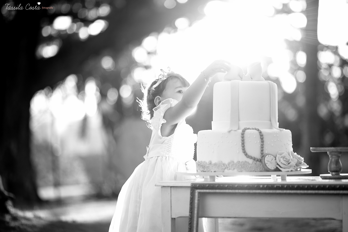 ensaio de 2 anos da Alice, na Ilha do Frade, com luz natural, fotos espontâneas em família, cenário lindo de Alice no País das Maravilhas, fotos da Tássila Monteiro Costa