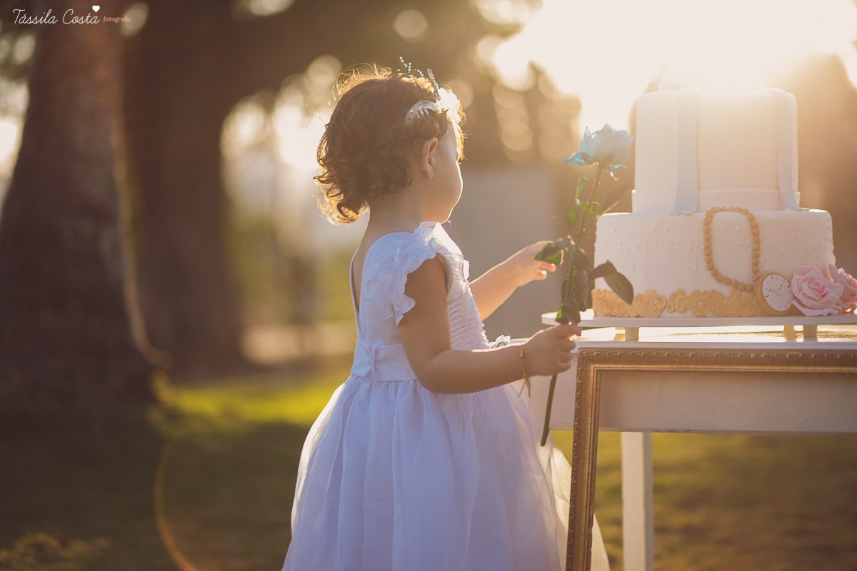 ensaio de 2 anos da Alice, na Ilha do Frade, com luz natural, fotos espontâneas em família, cenário lindo de Alice no País das Maravilhas, fotos da Tássila Monteiro Costa