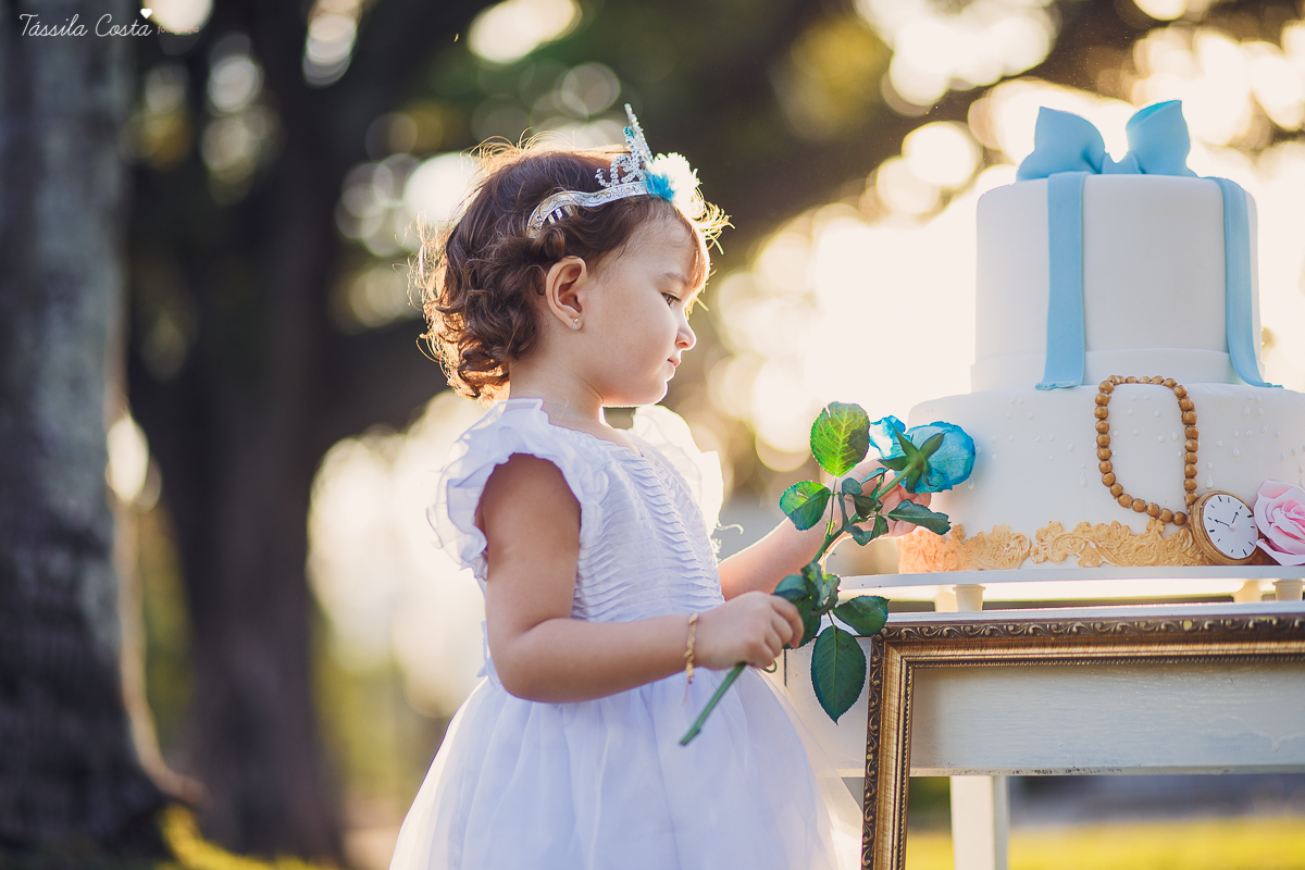 ensaio de 2 anos da Alice, na Ilha do Frade, com luz natural, fotos espontâneas em família, cenário lindo de Alice no País das Maravilhas, fotos da Tássila Monteiro Costa