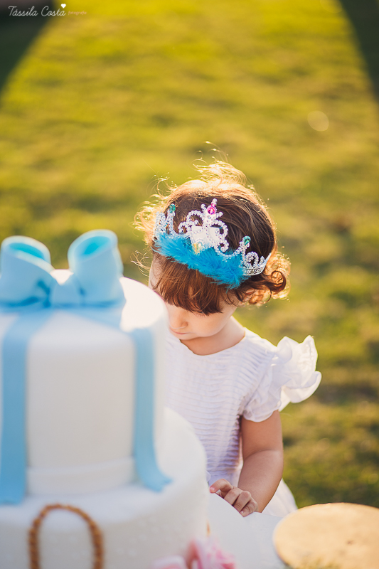 ensaio de 2 anos da Alice, na Ilha do Frade, com luz natural, fotos espontâneas em família, cenário lindo de Alice no País das Maravilhas, fotos da Tássila Monteiro Costa