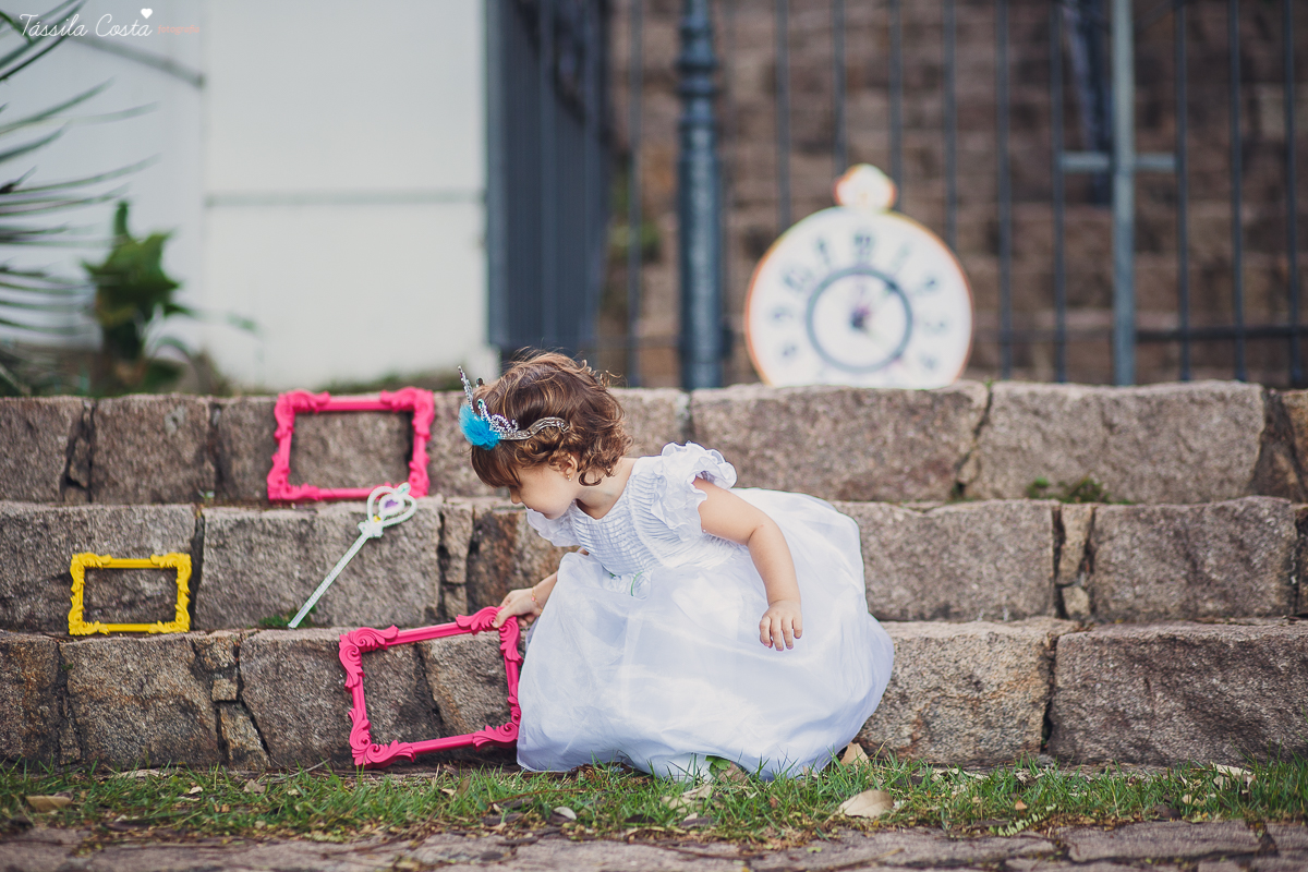 ensaio de 2 anos da Alice, na Ilha do Frade, com luz natural, fotos espontâneas em família, cenário lindo de Alice no País das Maravilhas, fotos da Tássila Monteiro Costa