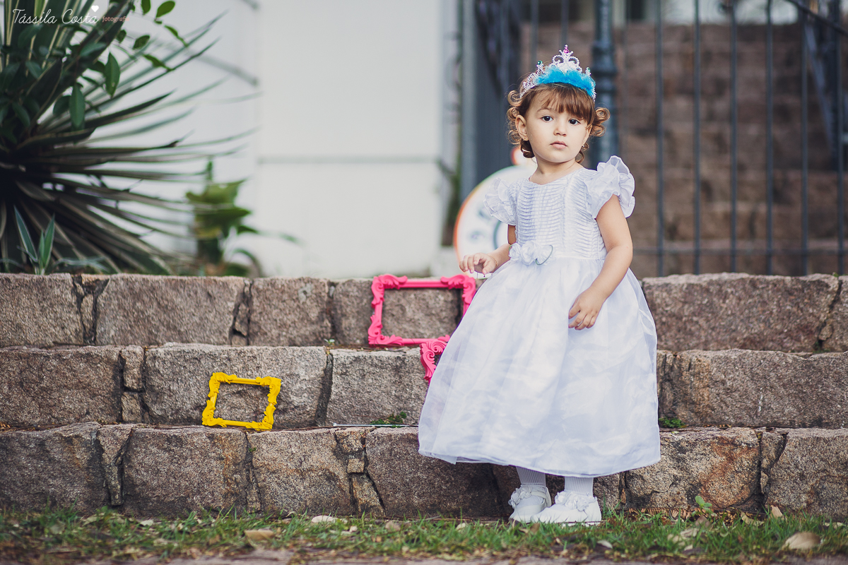 ensaio de 2 anos da Alice, na Ilha do Frade, com luz natural, fotos espontâneas em família, cenário lindo de Alice no País das Maravilhas, fotos da Tássila Monteiro Costa