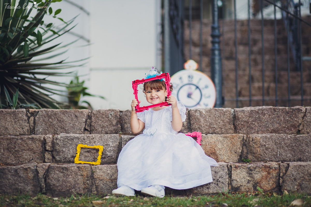 ensaio de 2 anos da Alice, na Ilha do Frade, com luz natural, fotos espontâneas em família, cenário lindo de Alice no País das Maravilhas, fotos da Tássila Monteiro Costa