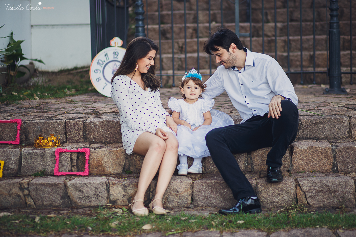 ensaio de 2 anos da Alice, na Ilha do Frade, com luz natural, fotos espontâneas em família, cenário lindo de Alice no País das Maravilhas, fotos da Tássila Monteiro Costa