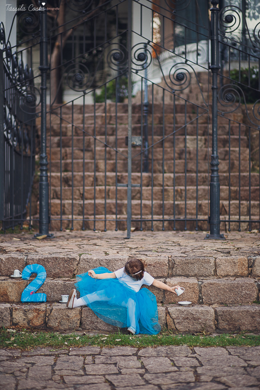 ensaio de 2 anos da Alice, na Ilha do Frade, com luz natural, fotos espontâneas em família, cenário lindo de Alice no País das Maravilhas, fotos da Tássila Monteiro Costa