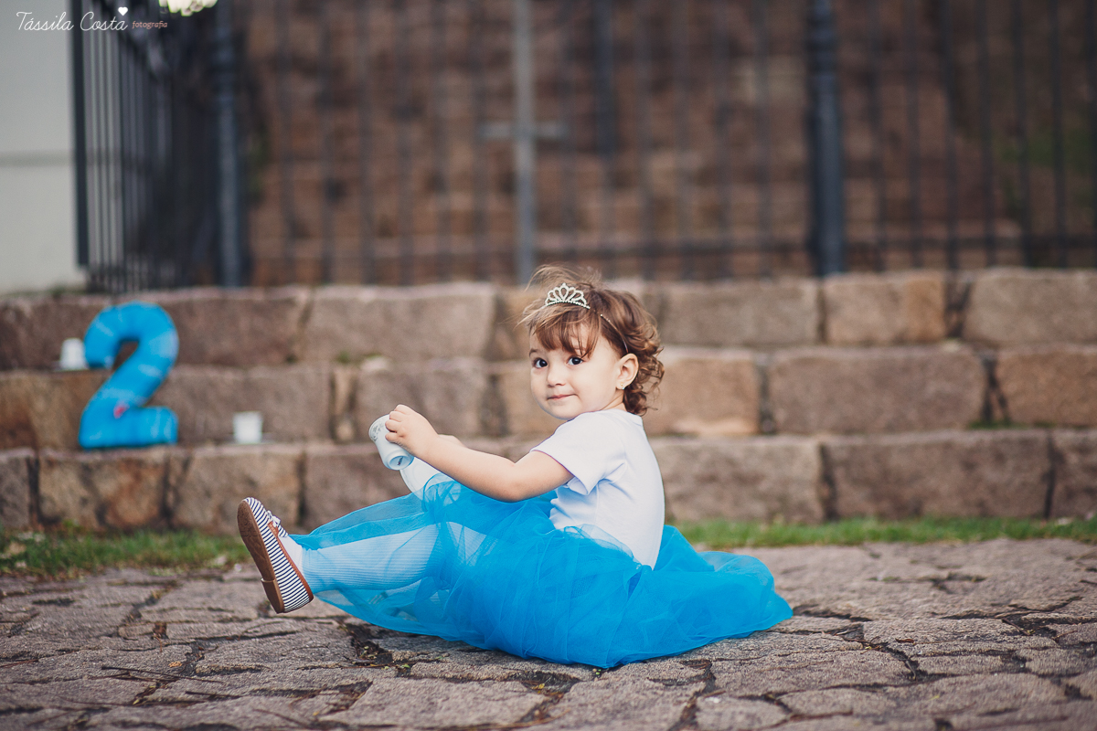 ensaio de 2 anos da Alice, na Ilha do Frade, com luz natural, fotos espontâneas em família, cenário lindo de Alice no País das Maravilhas, fotos da Tássila Monteiro Costa