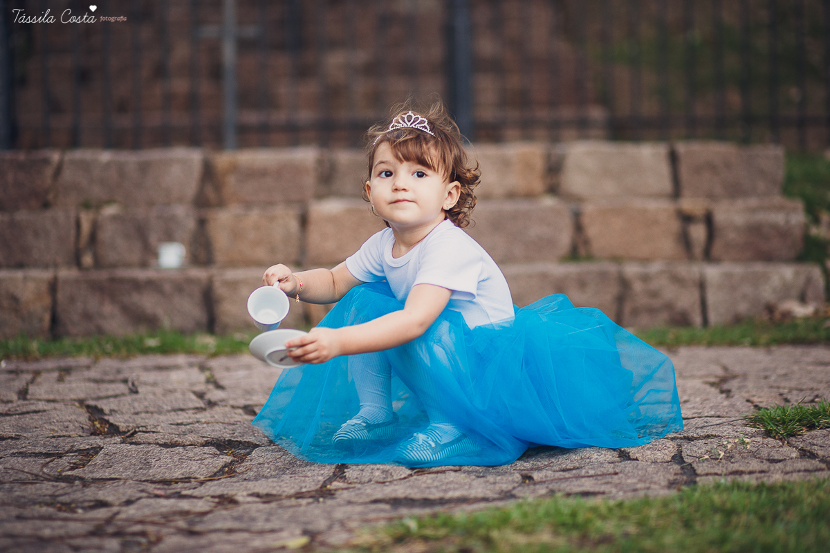 ensaio de 2 anos da Alice, na Ilha do Frade, com luz natural, fotos espontâneas em família, cenário lindo de Alice no País das Maravilhas, fotos da Tássila Monteiro Costa