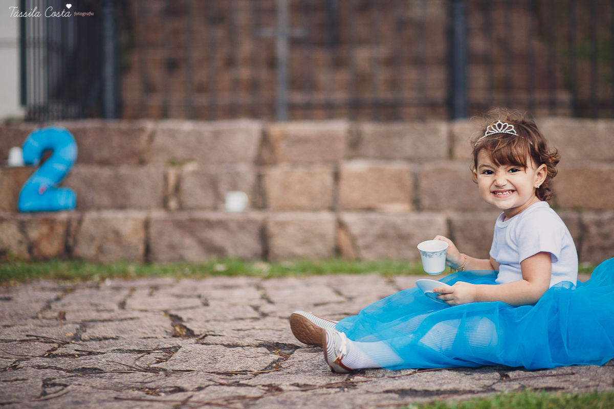 ensaio de 2 anos da Alice, na Ilha do Frade, com luz natural, fotos espontâneas em família, cenário lindo de Alice no País das Maravilhas, fotos da Tássila Monteiro Costa