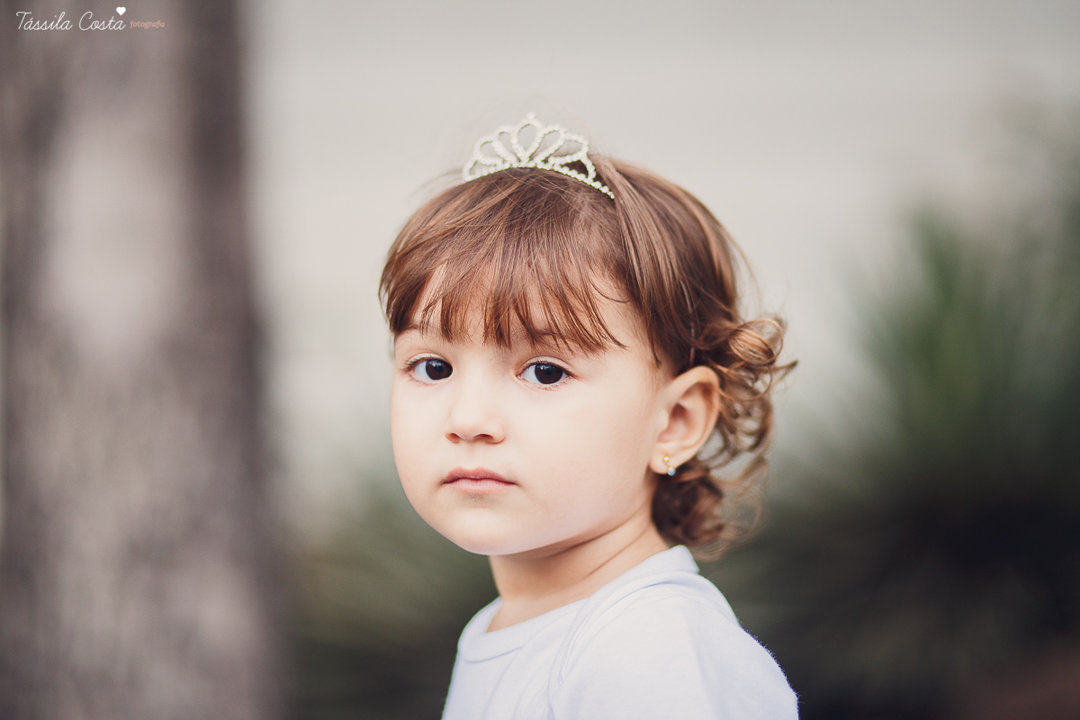 ensaio de 2 anos da Alice, na Ilha do Frade, com luz natural, fotos espontâneas em família, cenário lindo de Alice no País das Maravilhas, fotos da Tássila Monteiro Costa