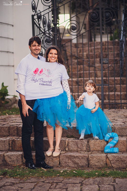 ensaio de 2 anos da Alice, na Ilha do Frade, com luz natural, fotos espontâneas em família, cenário lindo de Alice no País das Maravilhas, fotos da Tássila Monteiro Costa