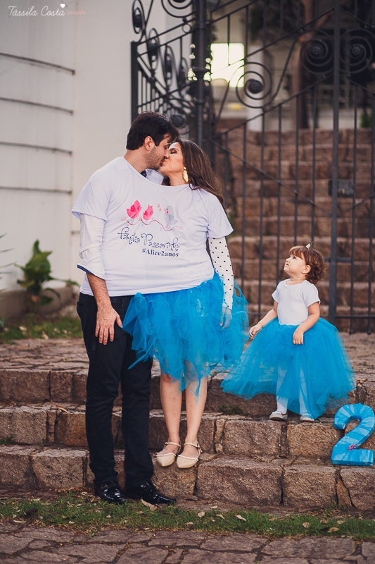 ensaio de 2 anos da Alice, na Ilha do Frade, com luz natural, fotos espontâneas em família, cenário lindo de Alice no País das Maravilhas, fotos da Tássila Monteiro Costa