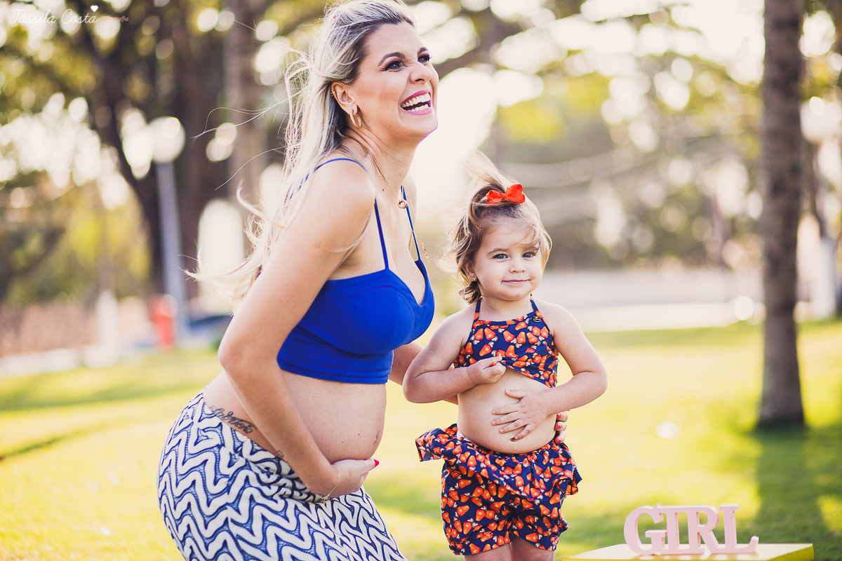 irmãs que engravidaram juntas, fazem ensaio fotográfico juntas, emocionante, em Vitória ES, local escolhido para as fotos foi a Ilha do Frade, lugar lindo para fotos de gestante em Vitória es